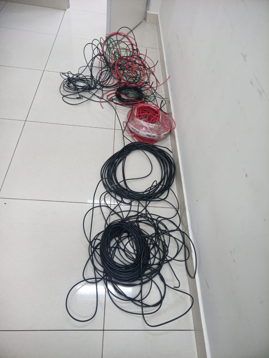 Foram apreendidos 140 metros de fios  